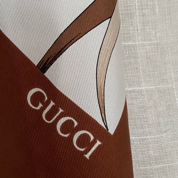 LKNW Gucci Vintage Silk Oversized Scarf 34x34 Duck Foulard AUTHENTIC No Tag - Picture 4 of 11